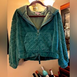 Crave Fame green faux fur cropped hooded pullover